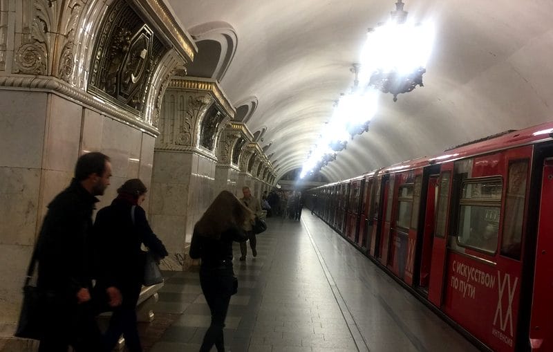 Фильм метро 2012 станция. Крушение в московском метро 2012. Метро легендарный фильм 2012. Управляющий метрополитеном москвы. Почему в московском метро убрали рекламу.