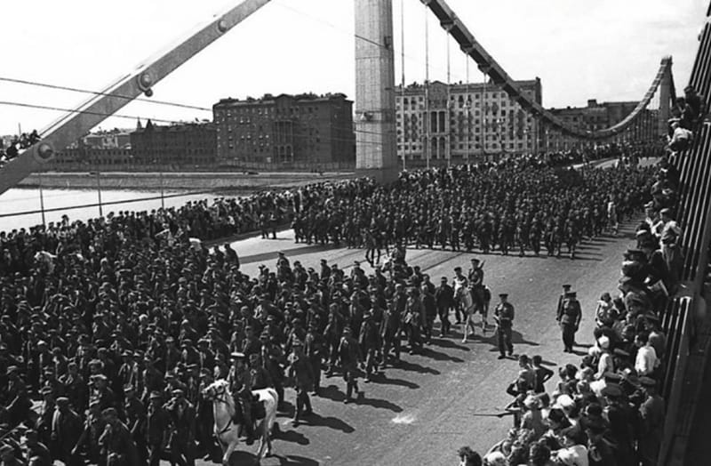 75 ЛЕТ НАЗАД В МОСКВЕ СОСТОЯЛСЯ ПАРАД ПЛЕННЫХ НЕМЦЕВ