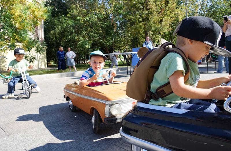 мальчики на машинках