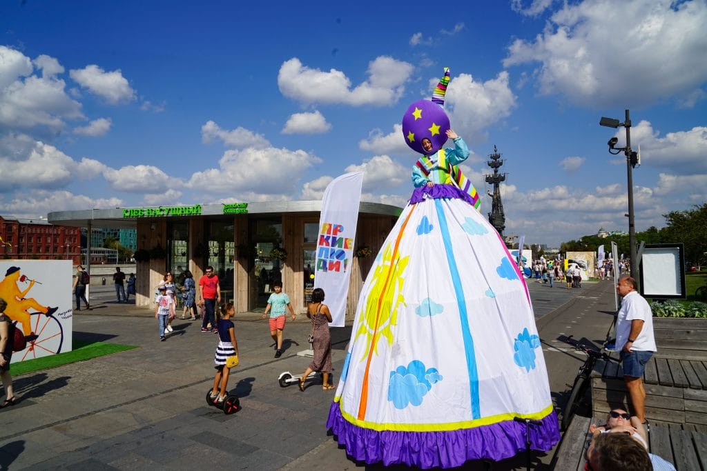 Фестиваль творческих людей. Яркие люди парк горького. Фестиваль в москве фото. Фестиваль. Фестиваль творческих людей.