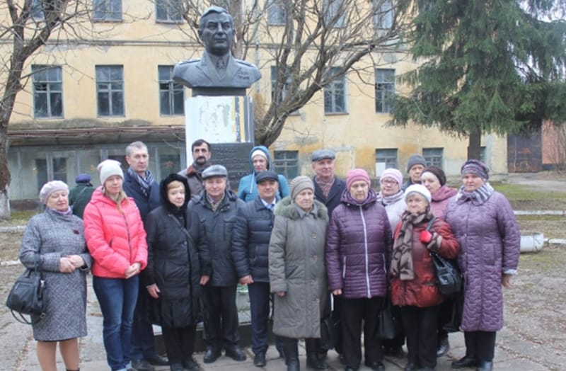 Жители калужского микрорайона Грабцево собрались у бронзового бюста фронтового лётчика Александра Покрышкина Kaluga-gov.ru