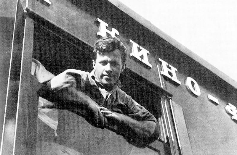 Фотограф Сергей Струнников в окне кинопоезда в 1934 году-c