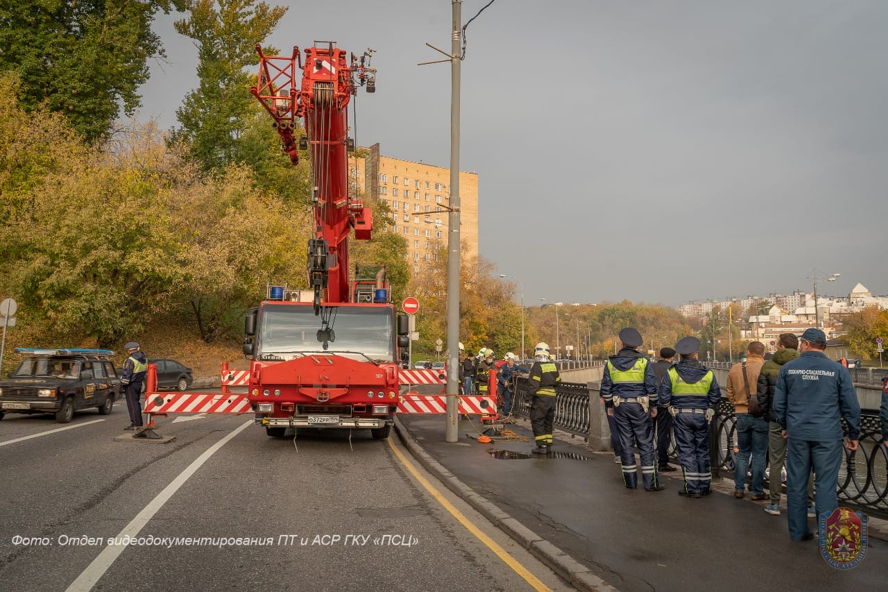 Машину вытаскивают из воды. Спасатель на яузе. Пожарные вытаскивают автомобиль. Спасатель на яузе. Яуза москва.