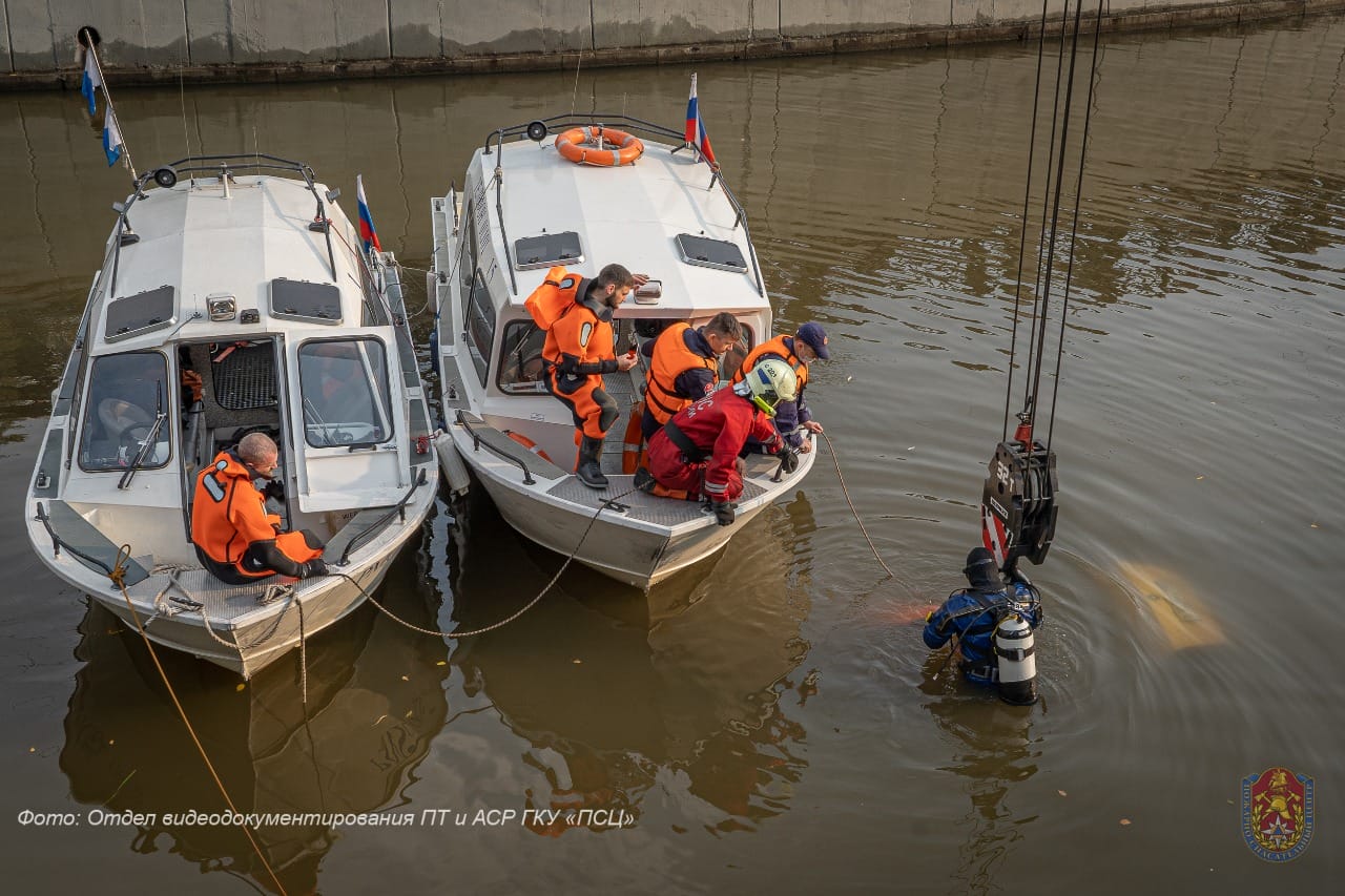 Спасатель спектакль театр чехова. На реке яуза упала машина. Спектакль спасатель с хазановым и добронравовым. Спасатель хазанов добронравов. Спасатель на яузе.