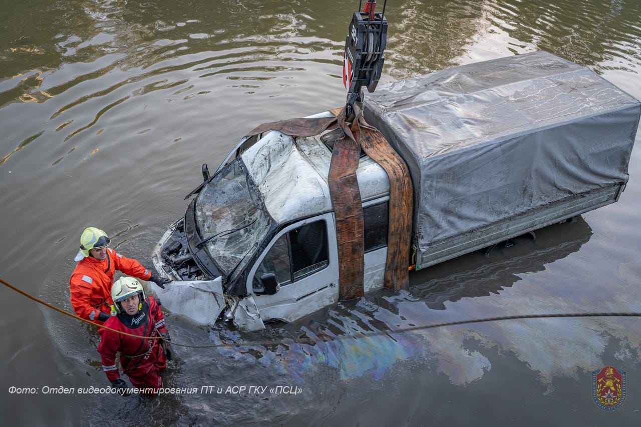 В. Машина в яузу. Спектакль хазанова и добронравова. Дно яузы. Спектакль спасатель с хазановым и добронравовым.