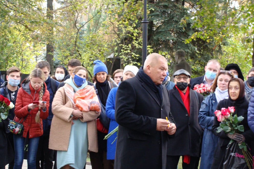 Автор памятника Александр Руковишников