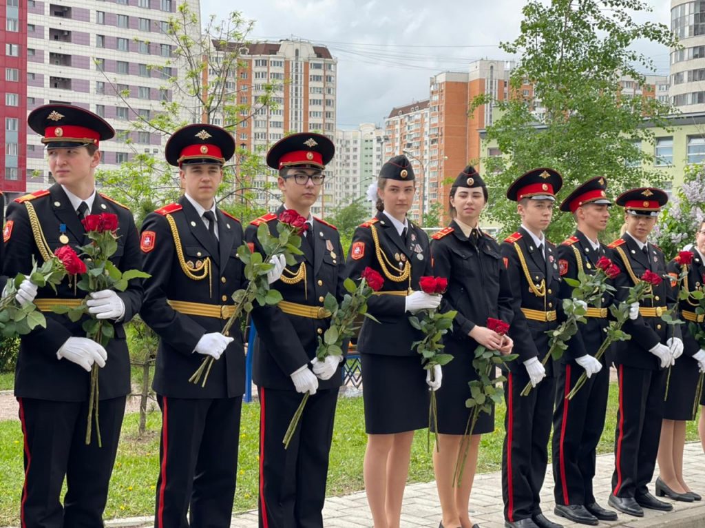 Выпускной школы 2021. Последний звонок во дворе школы. Выпускники прошлых лет сдача. Выпускник школы 2021 Ташкента.