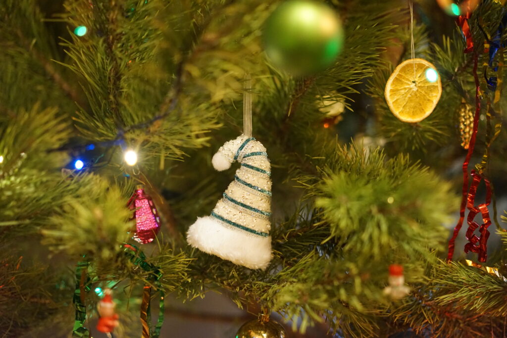 Christmas decorations, Christmas tree, New Year. Photo by Anastasia Fedorenko