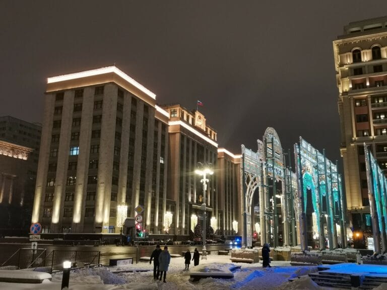 Потрясенная Дума открыла свою последнюю сессию с надеждой