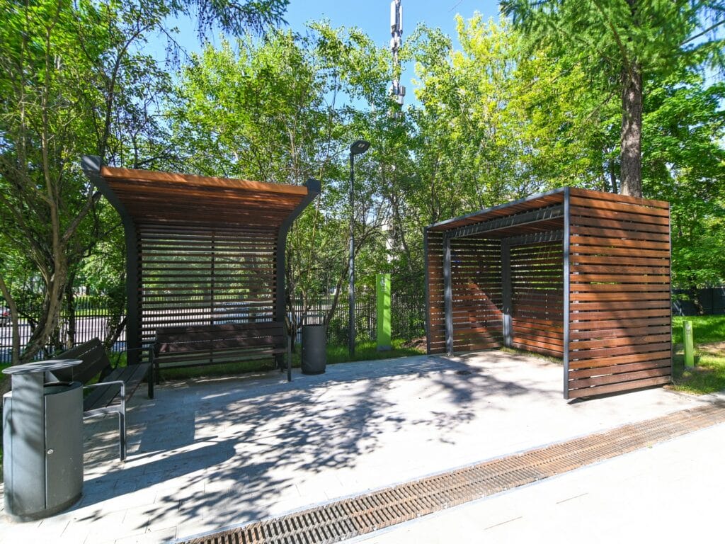 Поликлиника, благоустройство, лето, Фото КГХ