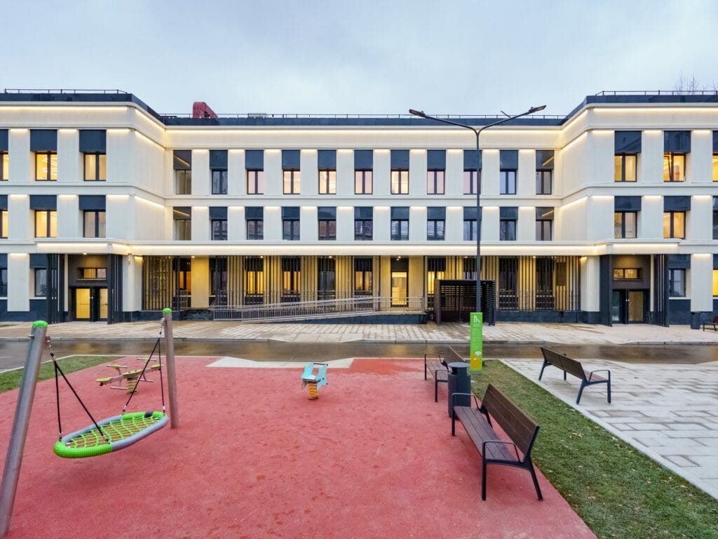 Поликлиника, благоустройство, лето, Фото КГХ