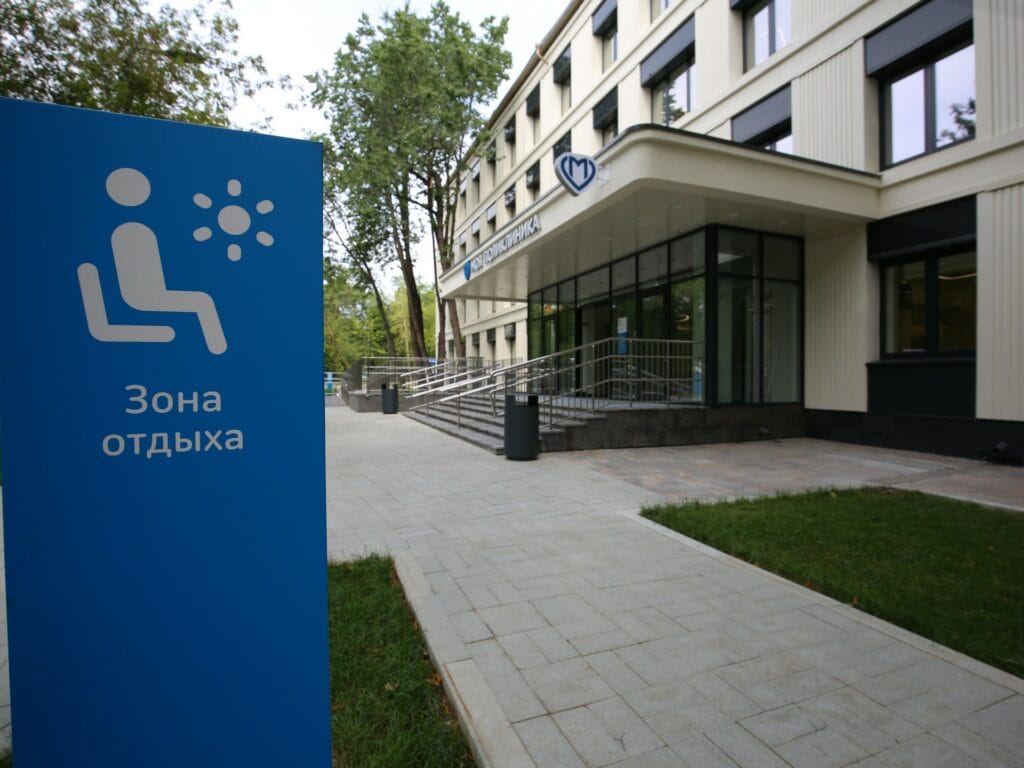 Поликлиника, благоустройство, лето, Фото КГХ