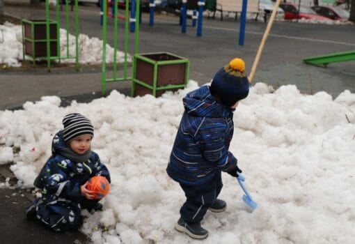 дети, снег, детская площадка, весна, фото Юлии Смагринской
