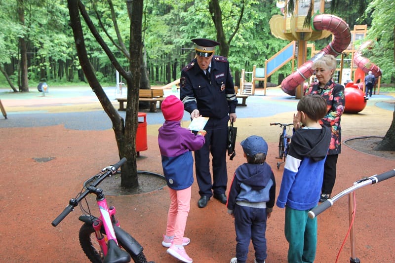 инспектор ОГИБДД УВД по ЗАО Денис Стихарев, детская площадка, дети, велосипед ,Елена Черторыгина