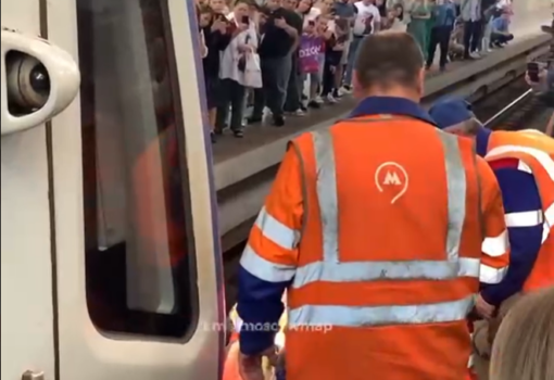 мужчина на путях в метро