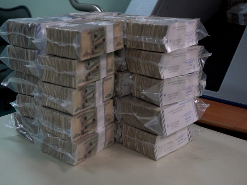 Купюра 1000000000 рублей. Ветхие купюры. Миллиард рублей 5000 купюрами. 1000 Рублей ветхая. Уничтожение денег
