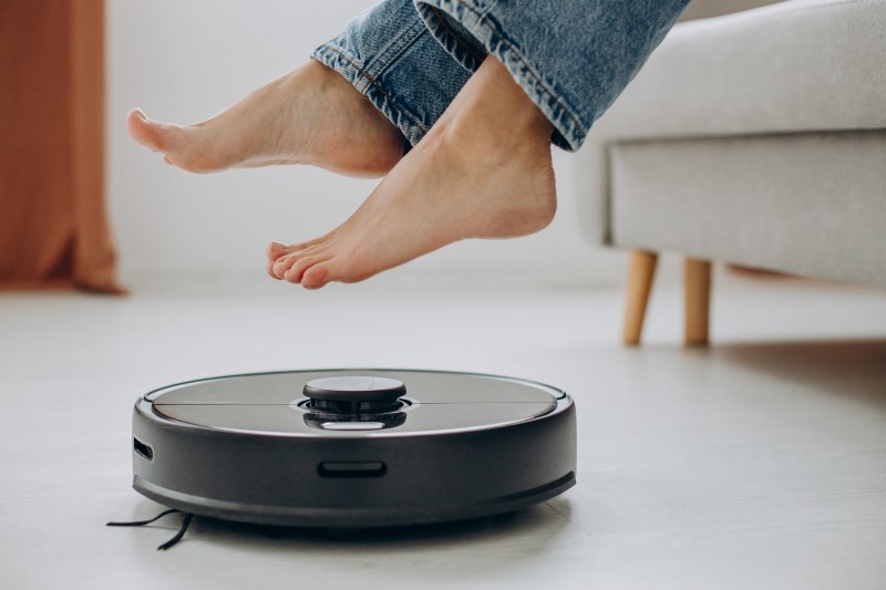 robot vacuum cleaner, cleaning, Photo by senivpetro / Freepik