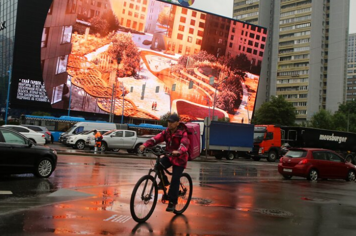 лето, дождь, реклама, курьер, Фото Ярослава Чингаева / агентство «Москва»
