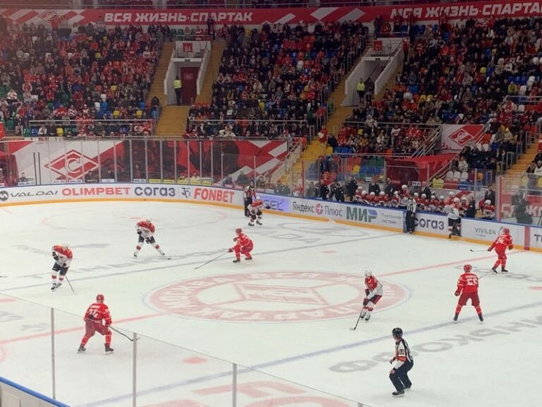 Насчет раз два три. Раз, два, три, четыре. И раз и два и раз два три. Насчет раз два три. Физминутка раз два три четыре пять.