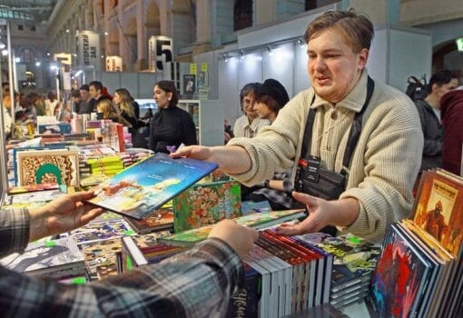 книжная ярмарка, книги, читают. Фото Михаила Ковалёва