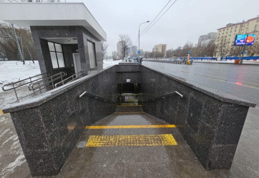 Подземный пешеходный переход через пути первого маршрута Московских центральных диаметров (МЦД-1), открытый в районе ул. Яблочкова на северо-востоке столицы.