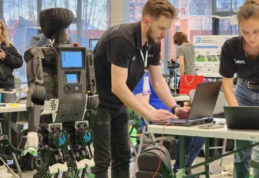 робот, фото Юлии Смагринской