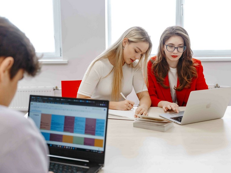 студенты от Моны