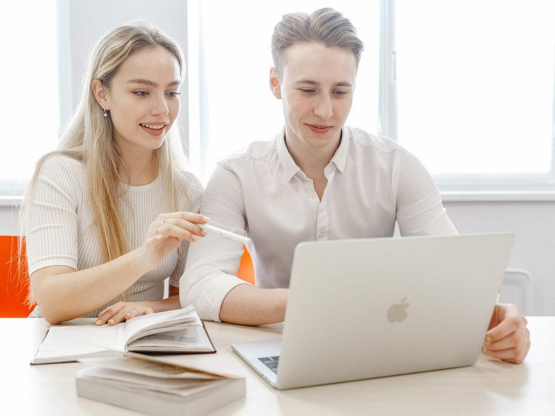 студенты от Моны