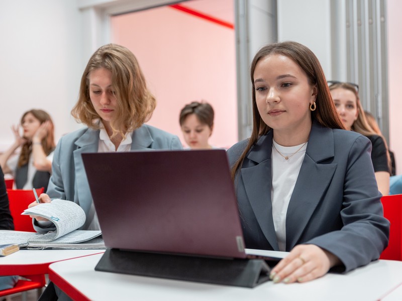 студенты от Моны