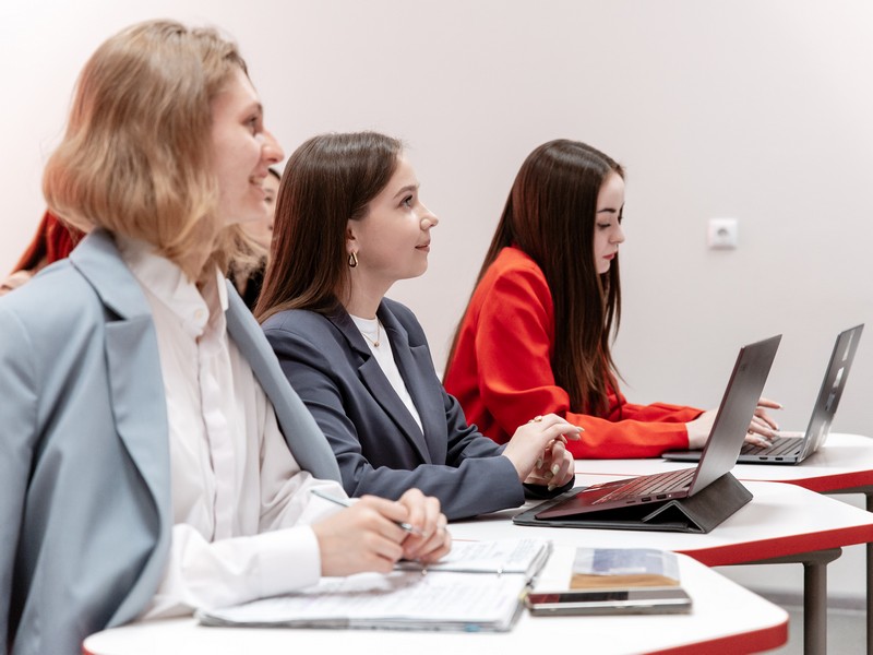 студенты от Моны