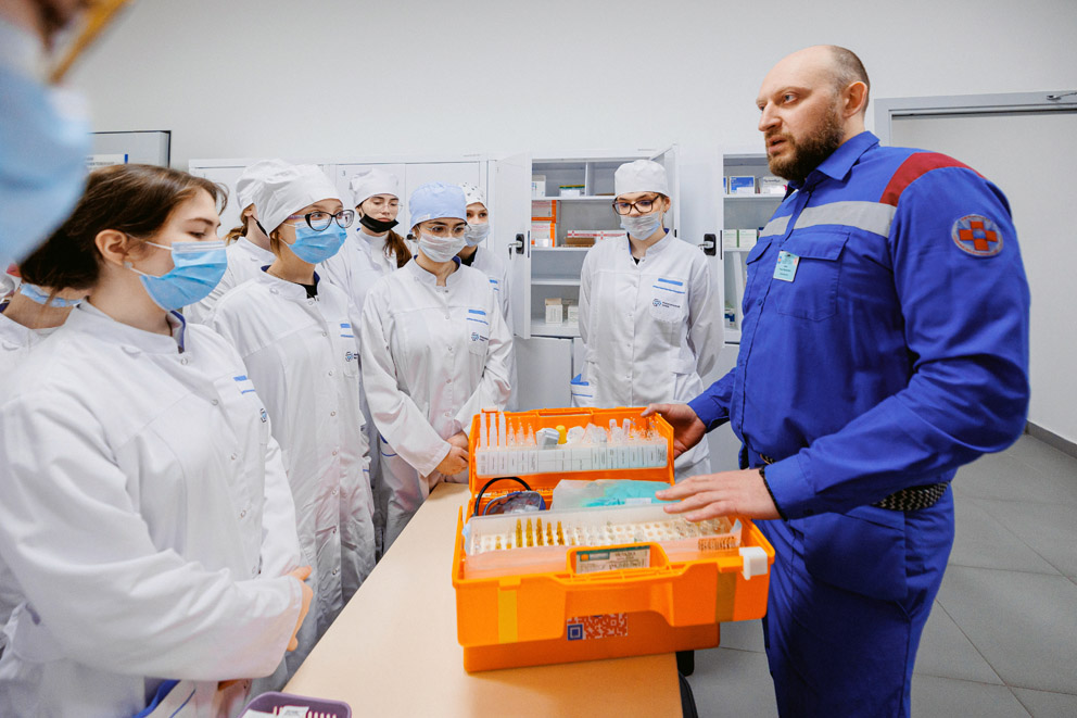 от Моны врач медицина студенты