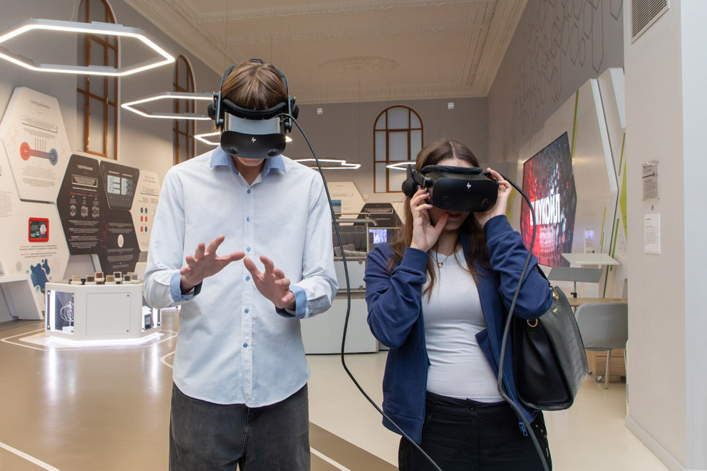 от Моны студенты