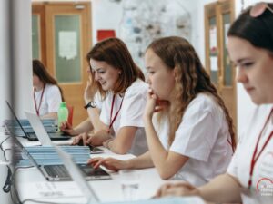 Цифровые помощники будут помогать учителям математики и начинающим вожатым