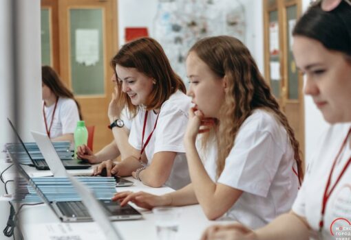 студенты от Моны