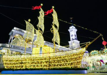 На Северном и Южном речных вокзалах установили сказочные фрегаты