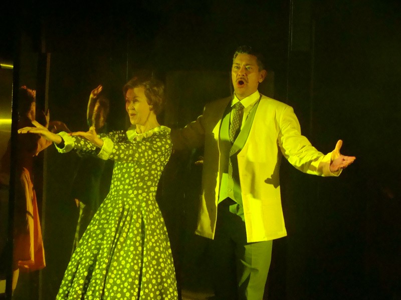 Алиса Витальевна (слева)