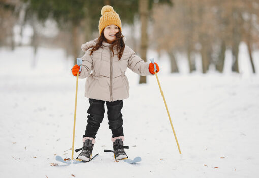 Фото: ИНСТИТУТВОСПИТАНИЯ.РФ Лыжи зима дети парк