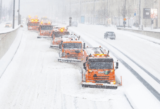 уборка снега, машина,Фото Владимира Охрименко / mos.ru