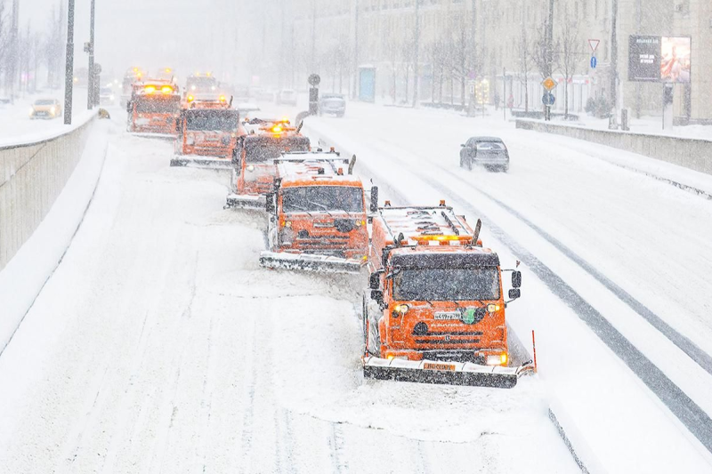 уборка снега, машина,Фото Владимира Охрименко / mos.ru