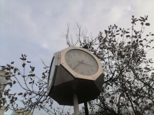 Кто следит за ходом часов?