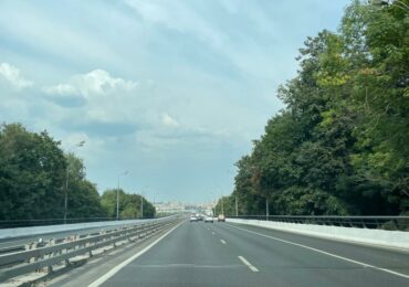 В Москве за год обновили 186 километров барьерных ограждений