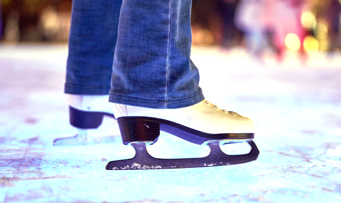 лед коньки зима отдых Фото: UZAO.MOS.RU