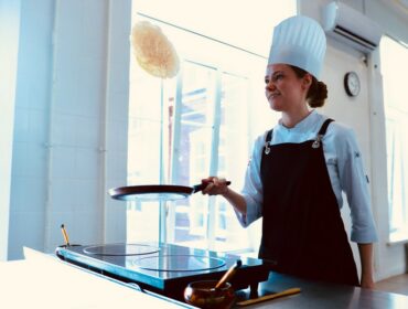 Студенты столичных колледжей научат москвичей готовить блины на Масленицу