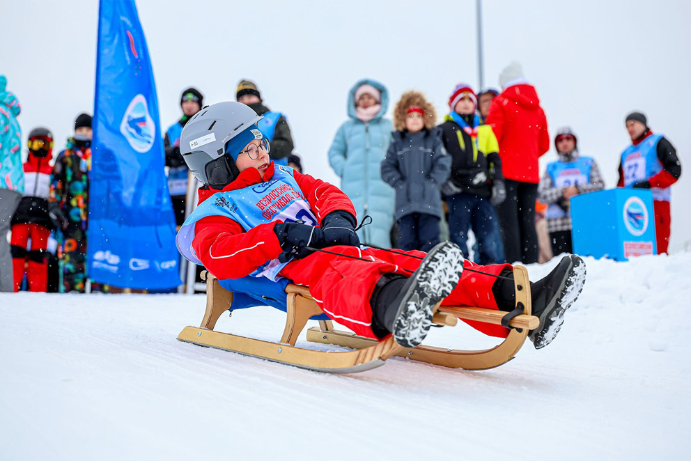 зима, санки, дети спорт Фото: MOS.RU