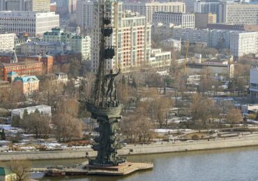 Возле памятника Петру I обновили деревянный настил