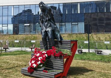Памятник Юрию Никулину установлен в районе Аэропорт
