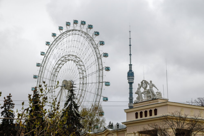 вднх, колесо обозрения, апрель, тучи, Фото Светланы Нафиковой / агентство «Москва»