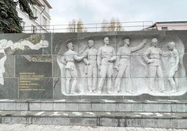 Отреставрирован памятник воспитанникам специальных артиллерийских школ