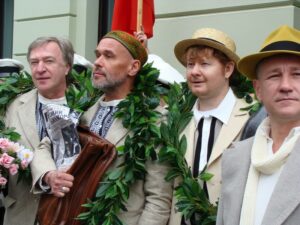 Великий комбинатор выезжает на бульвары: «Ленком Марка Захарова» ударил автопробегом «по бездорожью и  разгильдяйству»