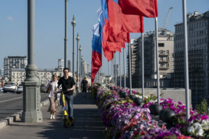 12 июня – День России. Москву украсили флагами